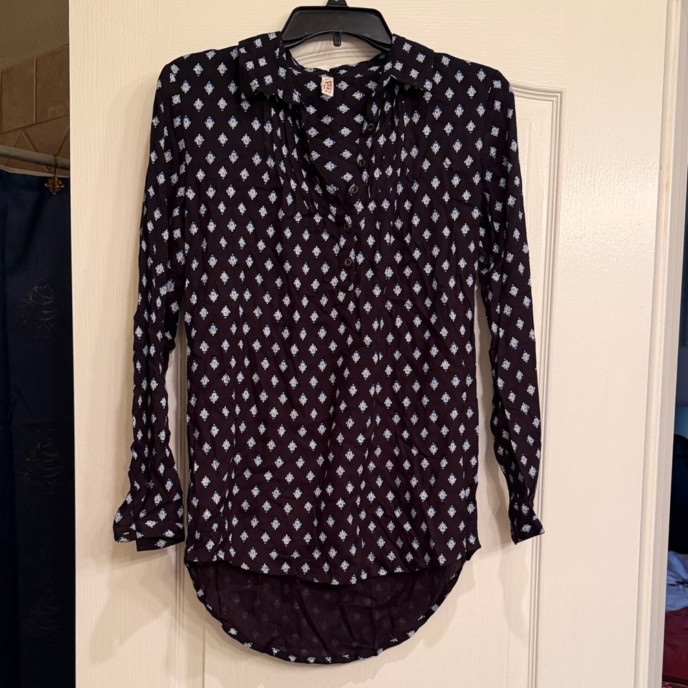Women's Black and White Patterned Top